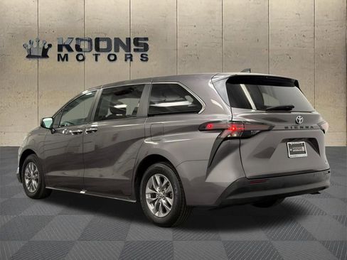 Used 2023 Toyota Sienna XLE FWD image 6