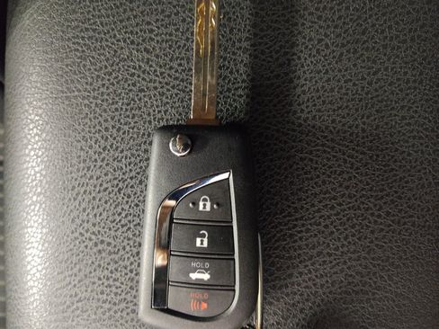 Used 2020 Toyota Camry SE FWD image 32