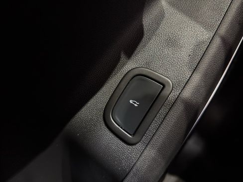 Used 2025 Chevrolet Traverse RS image 38