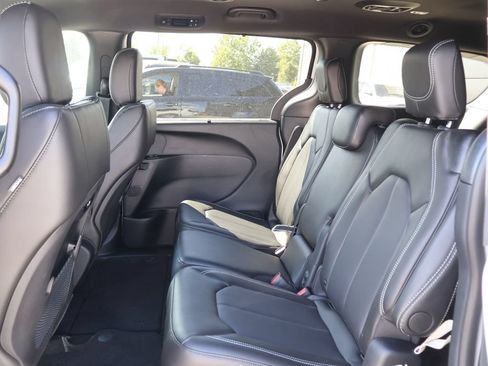 New 2027 Chrysler Pacifica Select FWD image 16