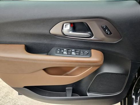 Used 2018 Chrysler Pacifica Limited w/ Advanced Safetytec Group FWD image 19