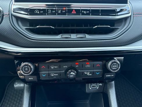 Used 2025 Jeep Compass Trailhawk AWD/4WD image 21