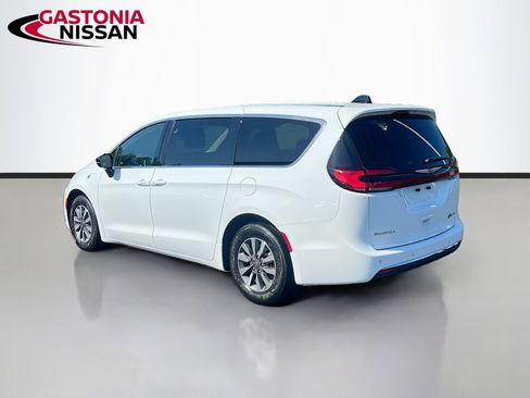Used 2024 Chrysler Pacifica Limited FWD image 6