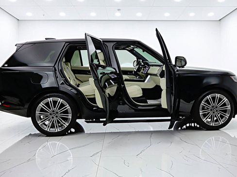 Used 2025 Land Rover Range Rover SE AWD/4WD image 15