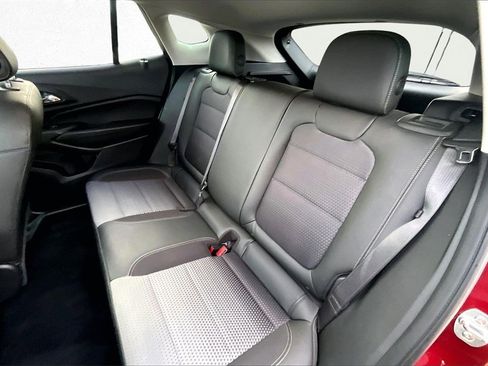 Used 2024 Chevrolet Trax LT w/ Sunroof Package image 21