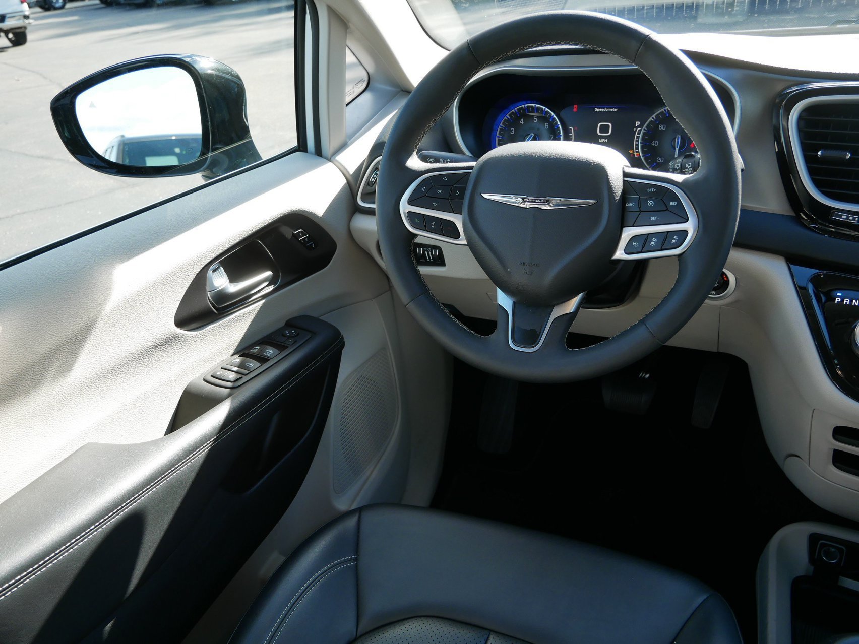 Used 2024 Chrysler Pacifica Touring-L FWD image 11