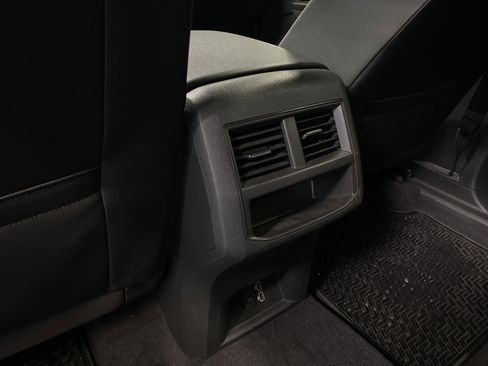 Used 2020 Volkswagen Atlas Cross Sport SE image 26