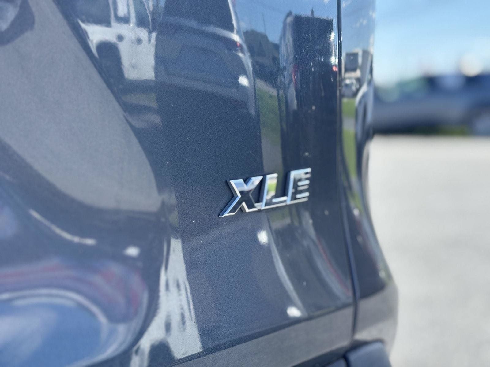 Used 2020 Toyota RAV4 XLE Premium FWD image 10