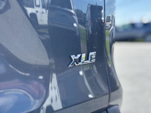 Used 2020 Toyota RAV4 XLE Premium FWD image 10