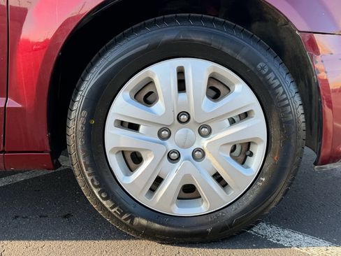 Used 2018 Dodge Grand Caravan SE w/ UConnect Hands-Free Group image 10