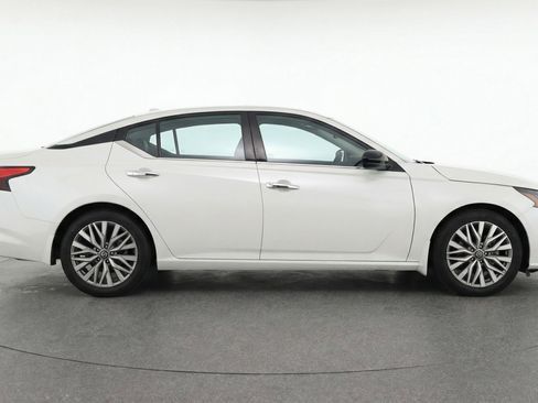 Used 2025 Nissan Altima 2.5 SV image 11