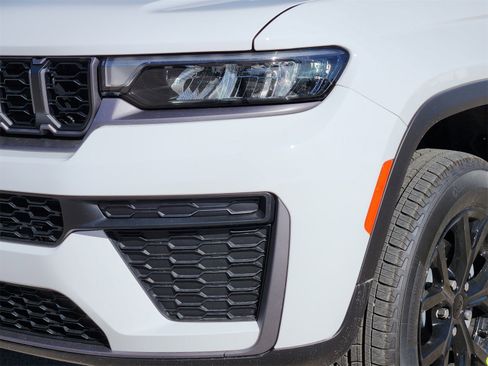 New 2026 Jeep Grand Cherokee Altitude image 8