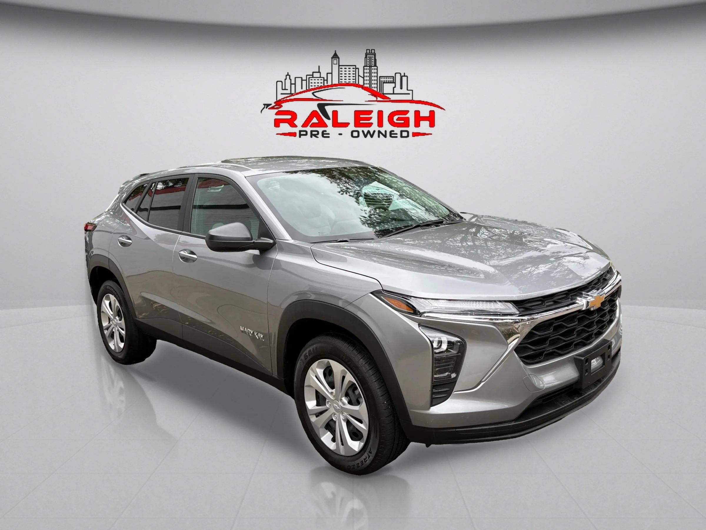 Used 2025 Chevrolet Trax LS w/ Driver Confidence Package FWD image 4