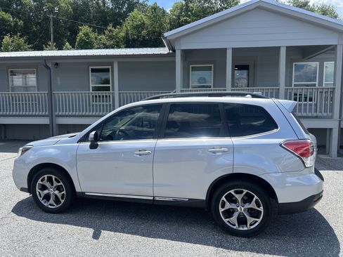 Used 2017 Subaru Forester 2.5i Touring AWD/4WD image 3