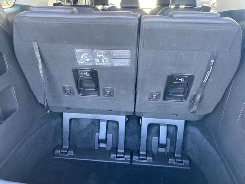 Used 2025 Kia Carnival FWD image 6