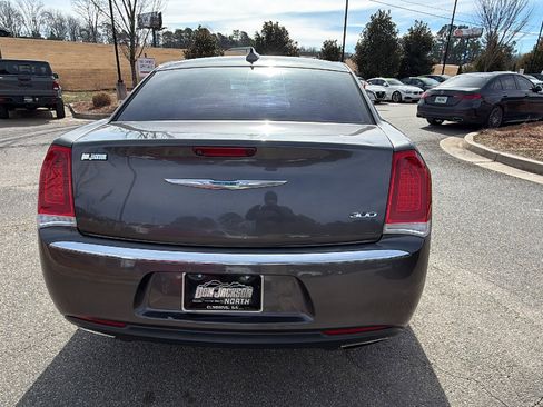 Used 2018 Chrysler 300 Limited image 9