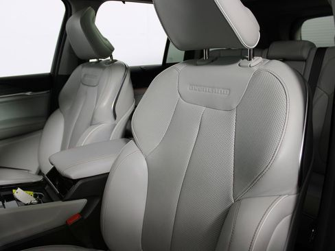 Used 2022 Jeep Grand Cherokee Overland w/ Luxury Tech Group IV image 45