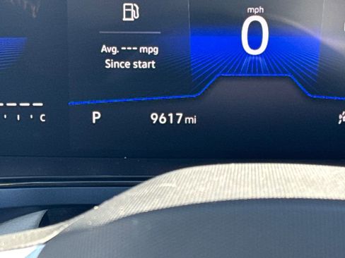 Used 2024 Volkswagen Taos SE w/ Panoramic Sunroof Package image 17