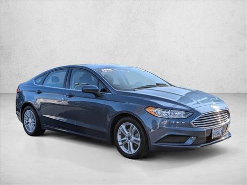 Used 2018 Ford Fusion SE w/ Fusion SE Technology Package image 3