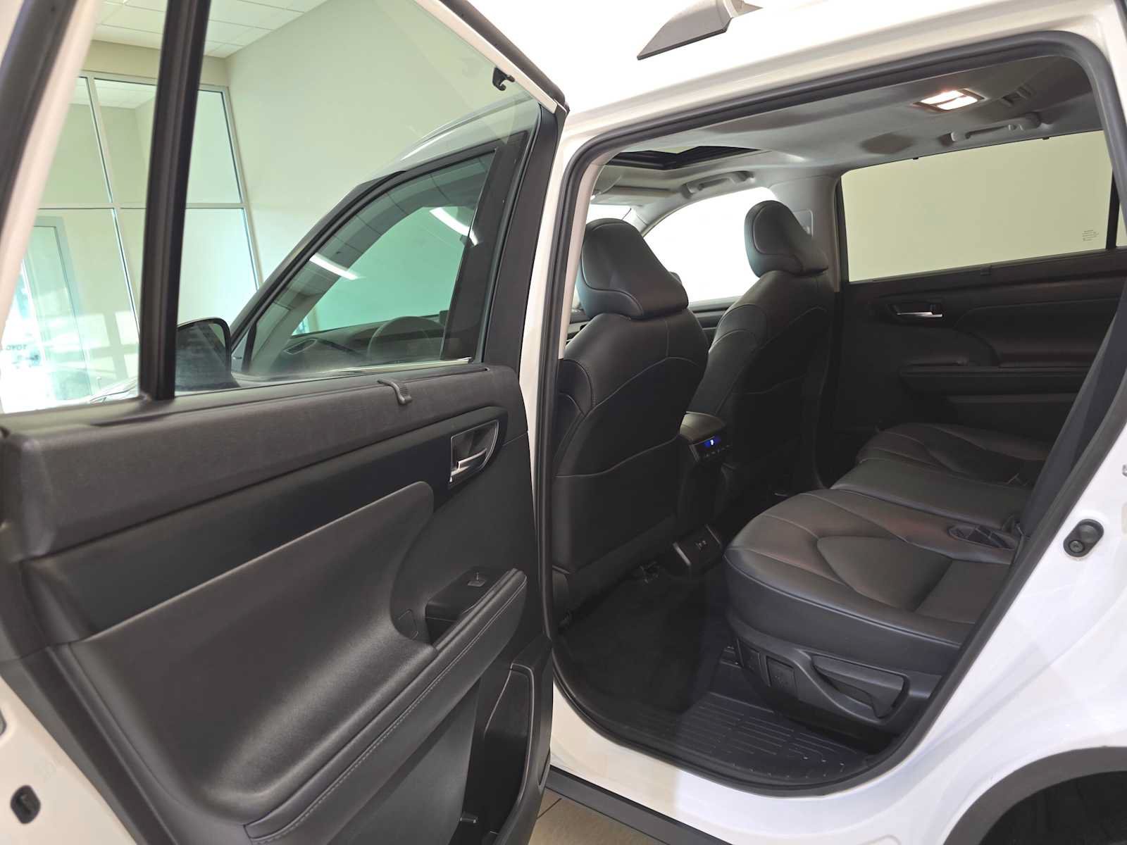 Used 2020 Toyota Highlander XLE AWD/4WD image 24