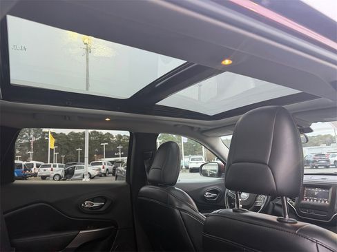 Used 2019 Jeep Cherokee Latitude Plus image 18