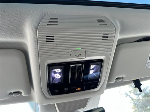 New 2025 Volkswagen Tiguan SE image 18