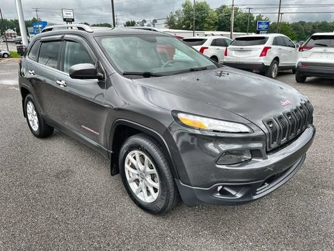 Used 2017 Jeep Cherokee Latitude w/ Cold Weather Group AWD/4WD image 10