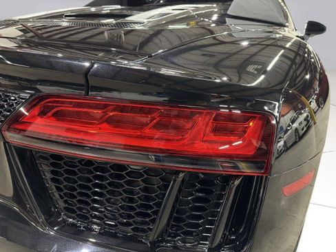 Used 2017 Audi R8 V10 w/ Carbon Exterior Package image 10