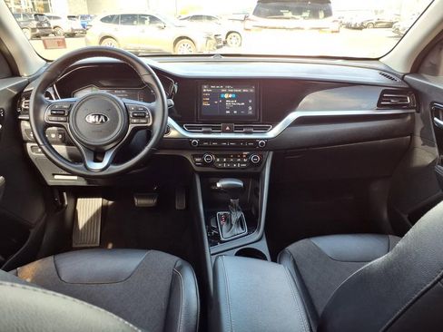 Used 2021 Kia Niro Touring image 2