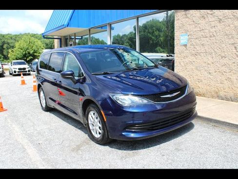 Used 2020 Chrysler Voyager LX image 1