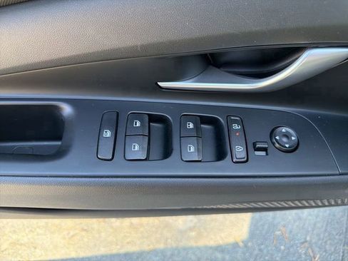 Certified 2025 Hyundai Elantra SE image 17