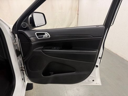Used 2019 Jeep Grand Cherokee Altitude AWD/4WD image 9