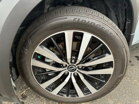 Certified 2025 Nissan Pathfinder Platinum w/ Black Appearance Package FWD image 10