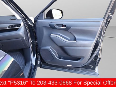 Used 2023 Toyota Highlander XLE AWD/4WD image 17