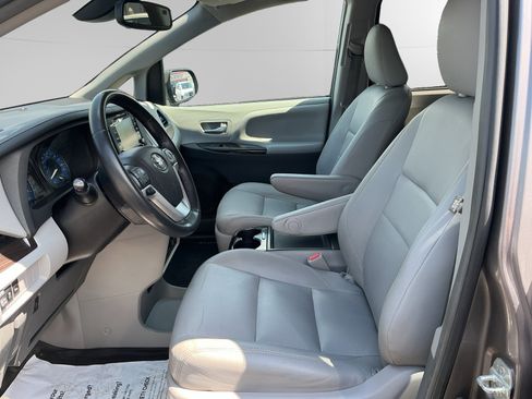 Certified 2018 Toyota Sienna XLE Premium AWD/4WD image 9