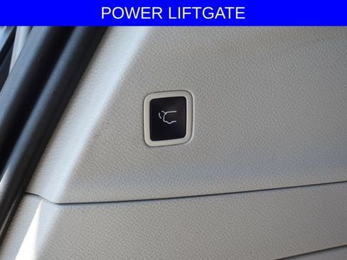 Used 2024 Chrysler Pacifica Touring-L FWD image 7