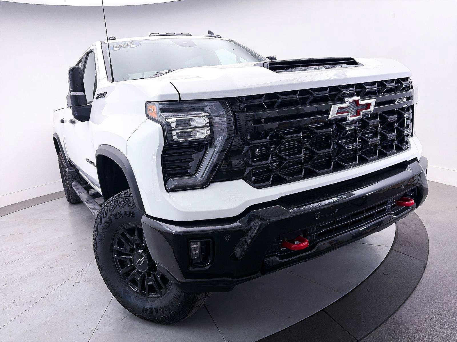 Used 2025 Chevrolet Silverado 2500 ZR2 w/ Technology Package AWD/4WD image 11