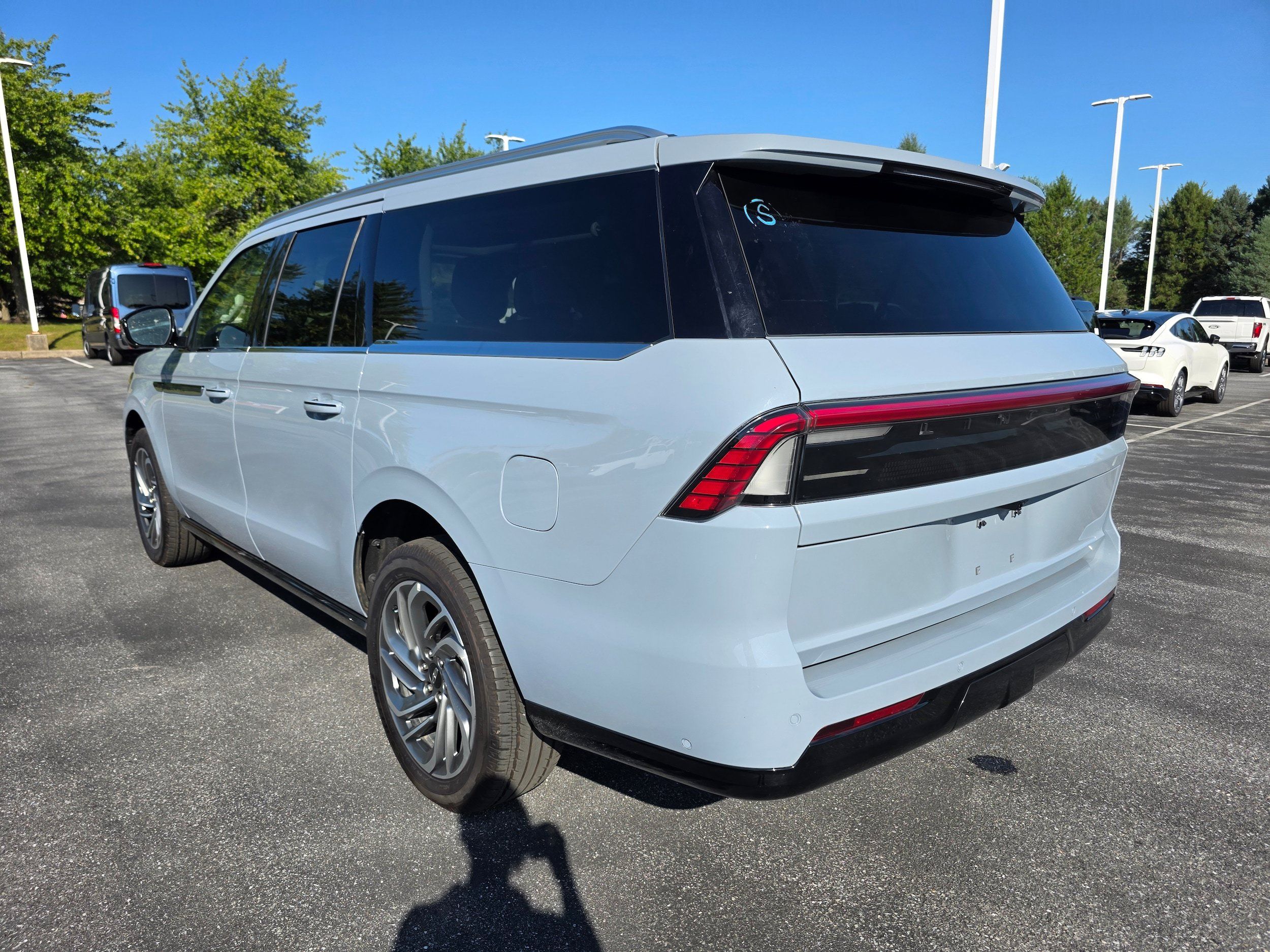 Used 2025 Lincoln Navigator L Reserve AWD/4WD image 3