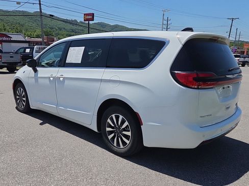 Used 2024 Chrysler Pacifica Limited FWD image 5