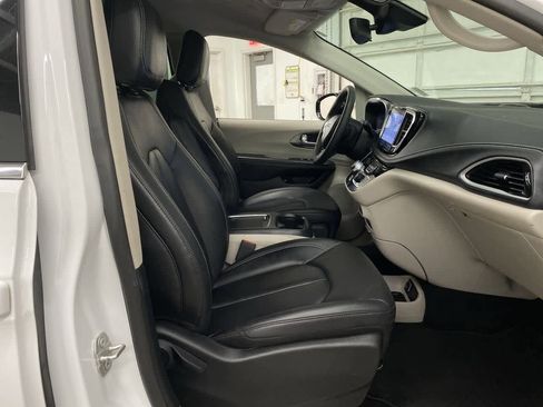 Used 2024 Chrysler Pacifica Select image 19