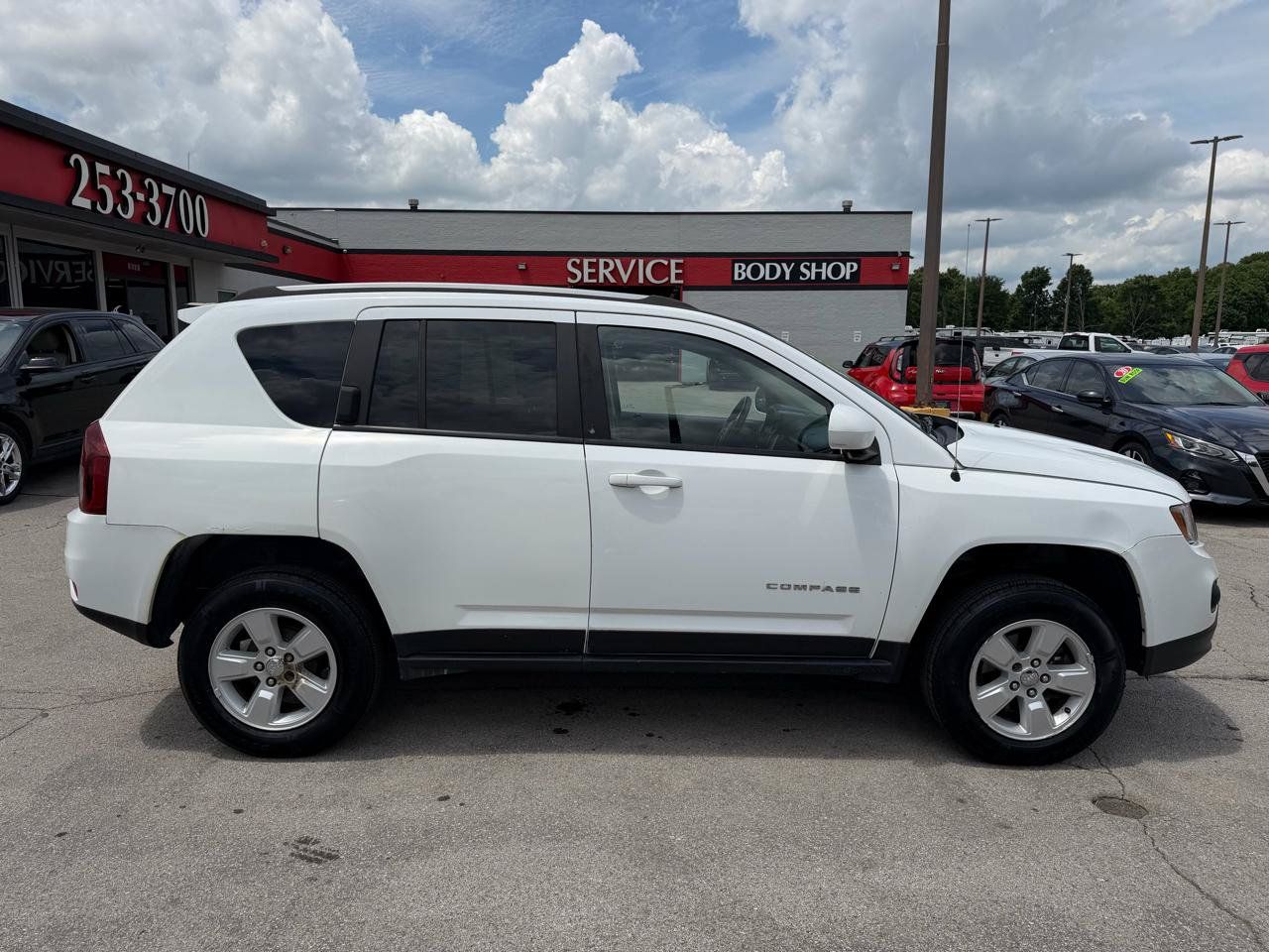 Used 2017 Jeep Compass Latitude FWD image 2