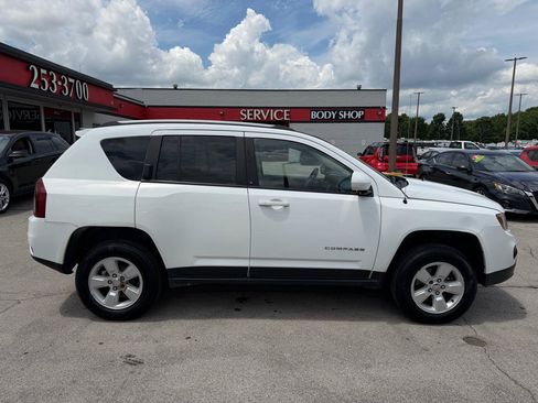 Used 2017 Jeep Compass Latitude FWD image 2