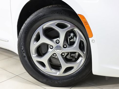 Used 2022 Chrysler Pacifica Limited image 15