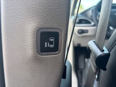 Used 2022 Chrysler Pacifica Touring-L AWD/4WD image 33