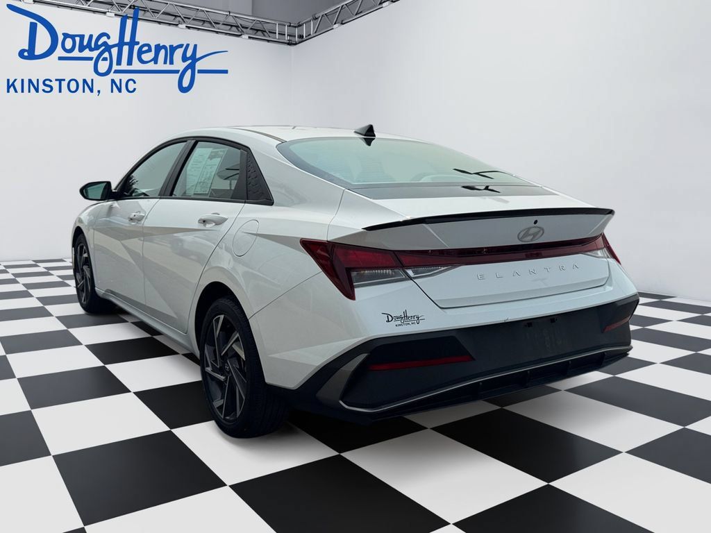 Used 2025 Hyundai Elantra Sport FWD image 3