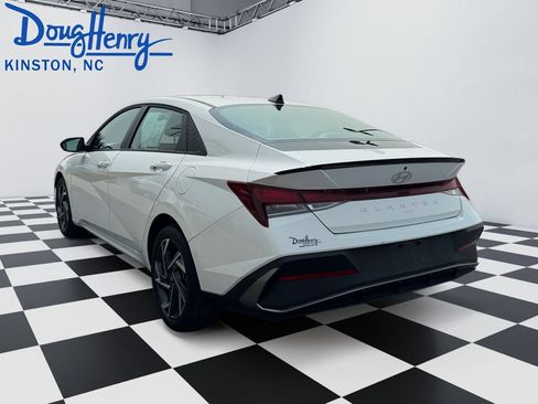 Used 2025 Hyundai Elantra Sport FWD image 3