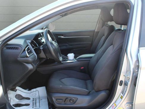 Used 2018 Toyota Camry LE image 11