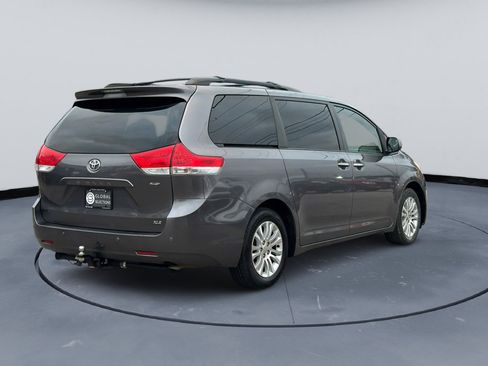 Used 2014 Toyota Sienna XLE image 8