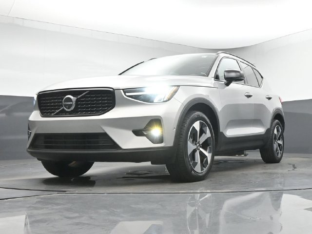 Used 2024 Volvo XC40 B5 Plus AWD/4WD image 36