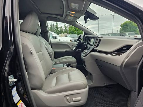 Used 2018 Toyota Sienna XLE AWD/4WD image 10